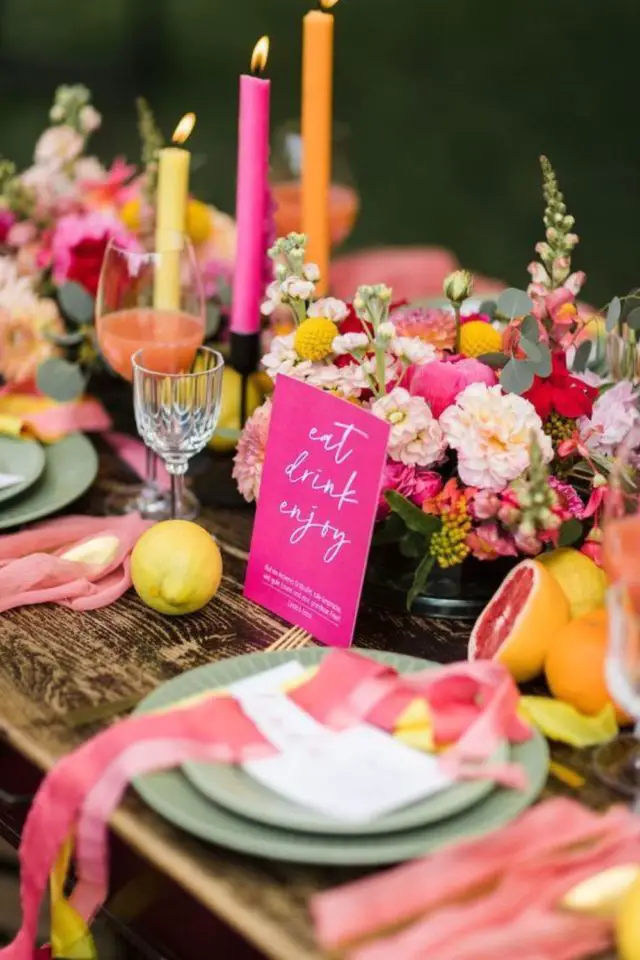 decoration nouvel an funky exemple décor de table coloré et chic fleurs bougies agrumes