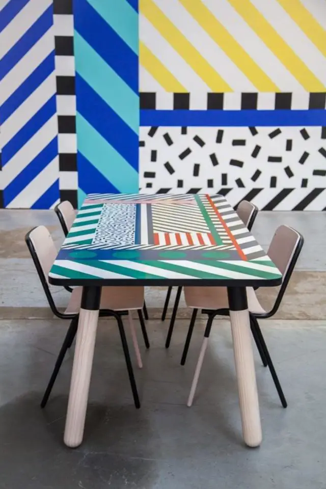 decoration style memphis exemple table de salle à manger en bois plateau décoré motif couleur