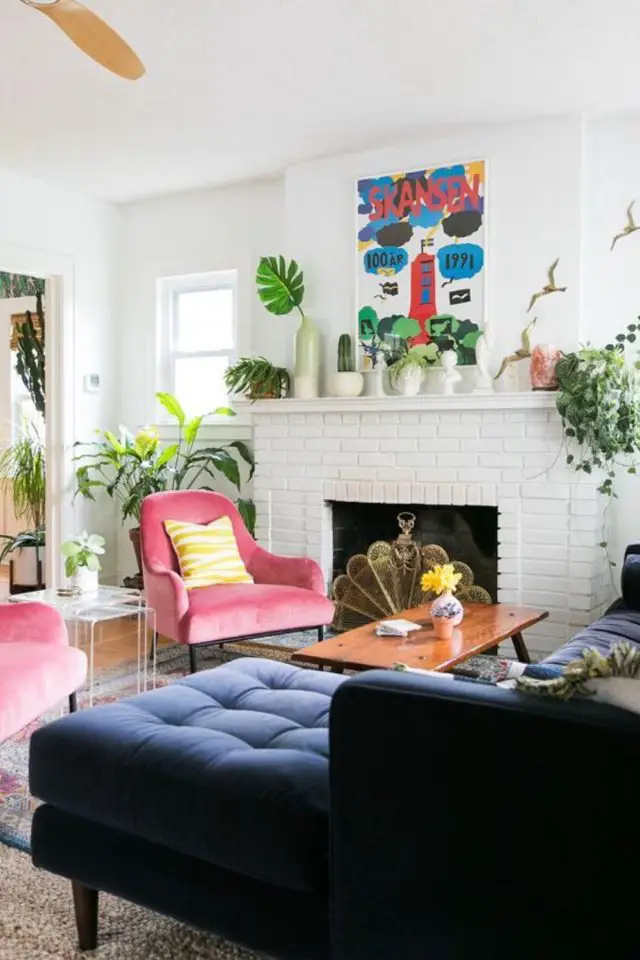 exemple amenagement petit salon cheminée blanche canapé d'angle bleu fauteuils roses