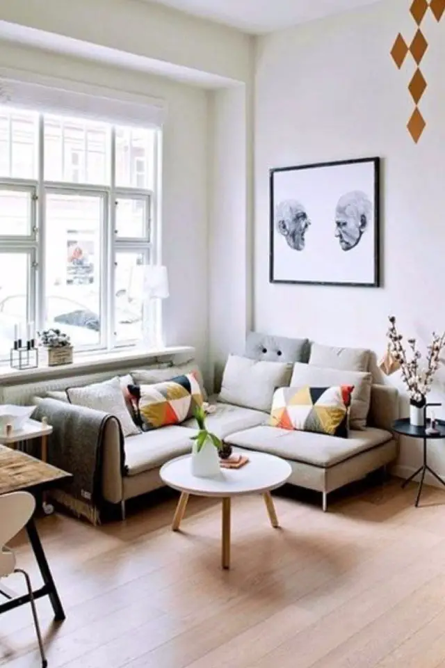 exemple amenagement petit salon petit canapé d'angle gris table basse ronde ambiance scandinave