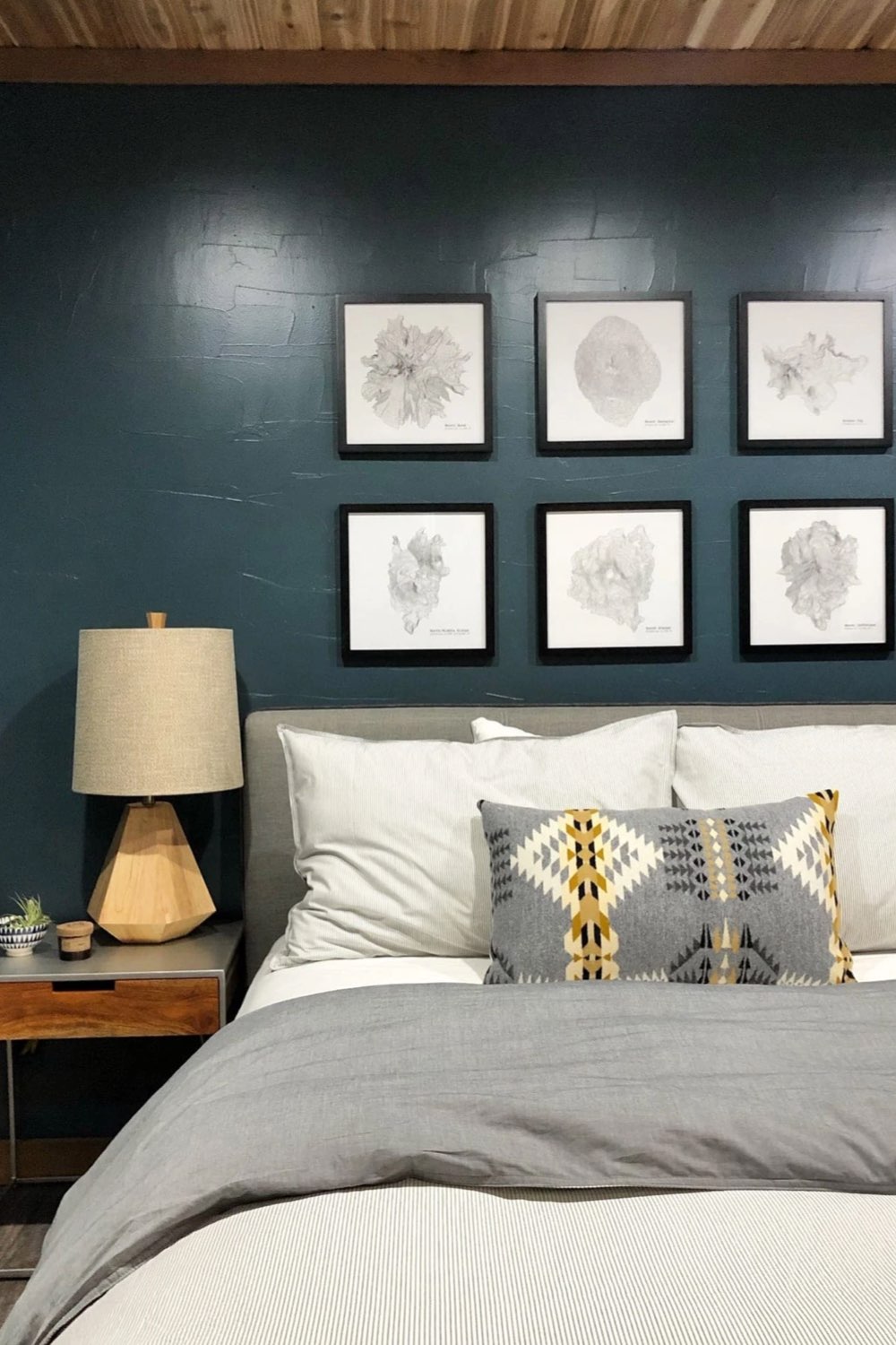 exemple chalet esprit scandinave moderne chambre d'ami mur accent peint en bleu décor mur cadres au dessus tête de lit