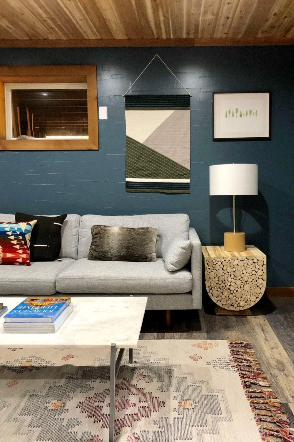 exemple chalet esprit scandinave moderne chambre d'ami salon petit canapé gris mur bleu sourd ambiance intime tapis beige