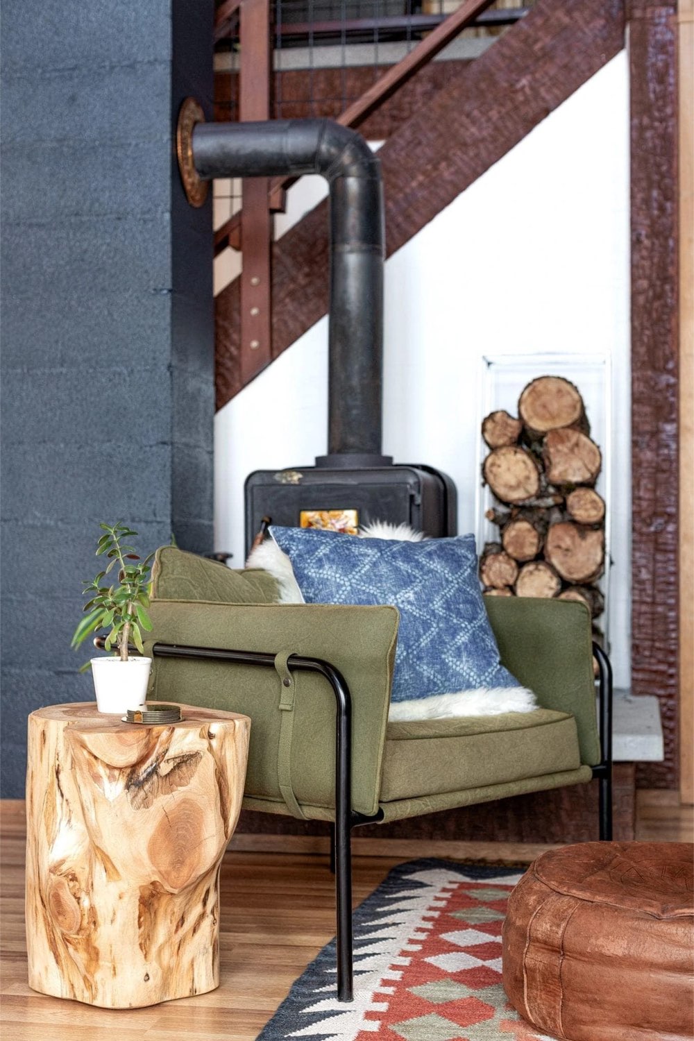 exemple chalet esprit scandinave moderne coin salon fauteuil vert kaki confortable poêle à bois noir 