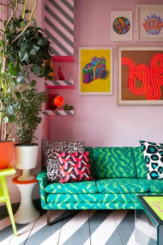 exemple decor funky annees 80 salon rose canapé vert à motof poster coloré plantes vertes