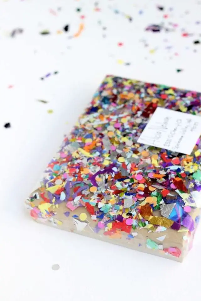 exemple emballage cadeau original noel boite multicolore confettis facile à faire