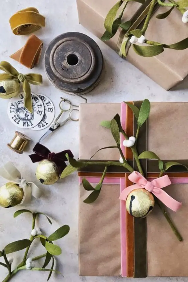 exemple emballage cadeau original noel ruban plusieurs nuances de rose clochette facile à faire