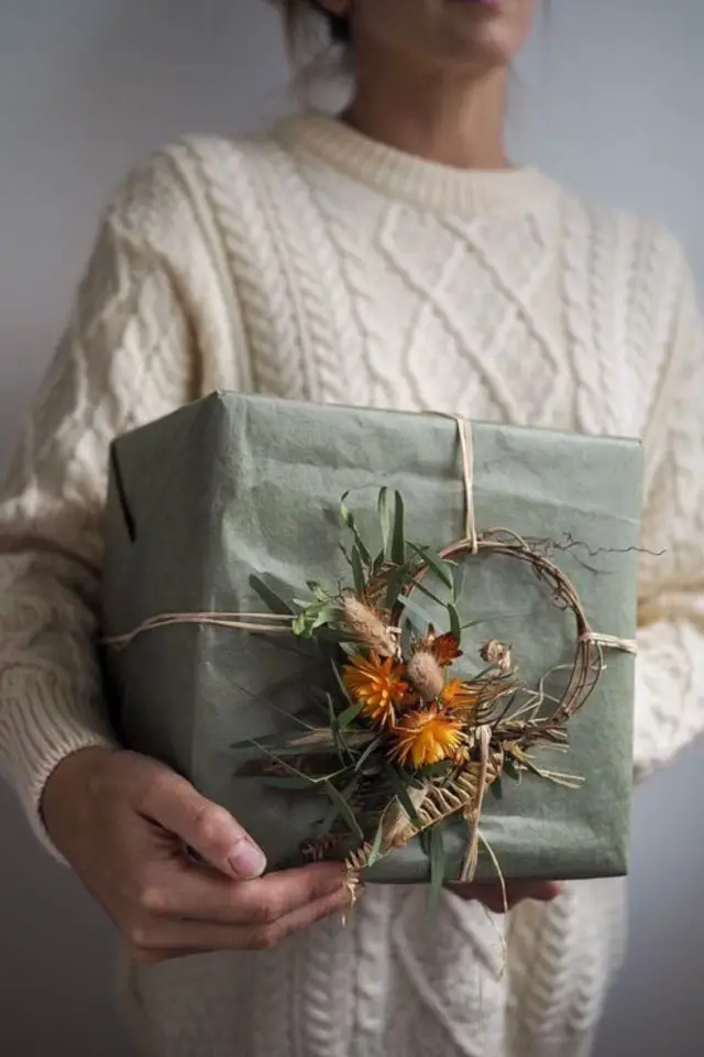 exemple emballage cadeau original noel ambiance naturelle pour adulte élégant papier recyclé vert fleurs séchées pour décorer