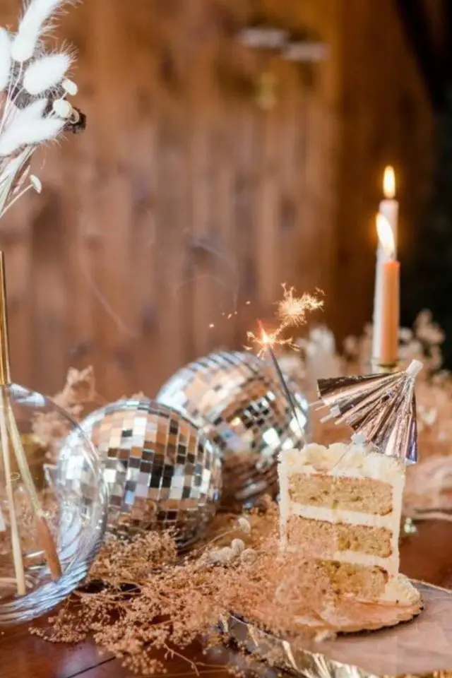 idee deco nouvel an a copier décor de table boule à facette bougie gâteau