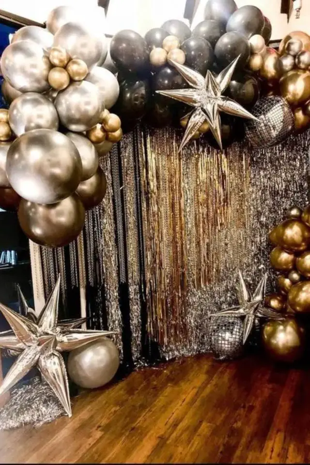 idee deco nouvel an a copier décor ballons et rideaux doré noir étoile
