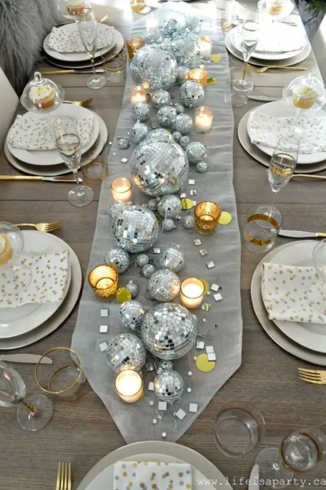 idee deco nouvel an a copier décor de table gris argenté chemin de table boule à facettes et bougies