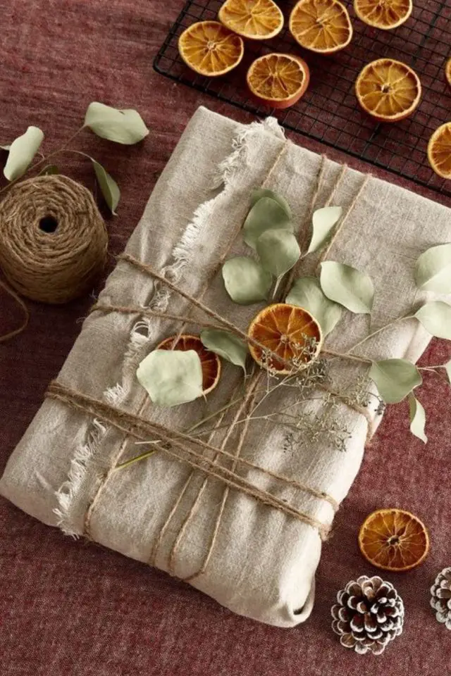 idees diy paquet cadeau original en tissus zéro déchet eucalyptus orange séchée