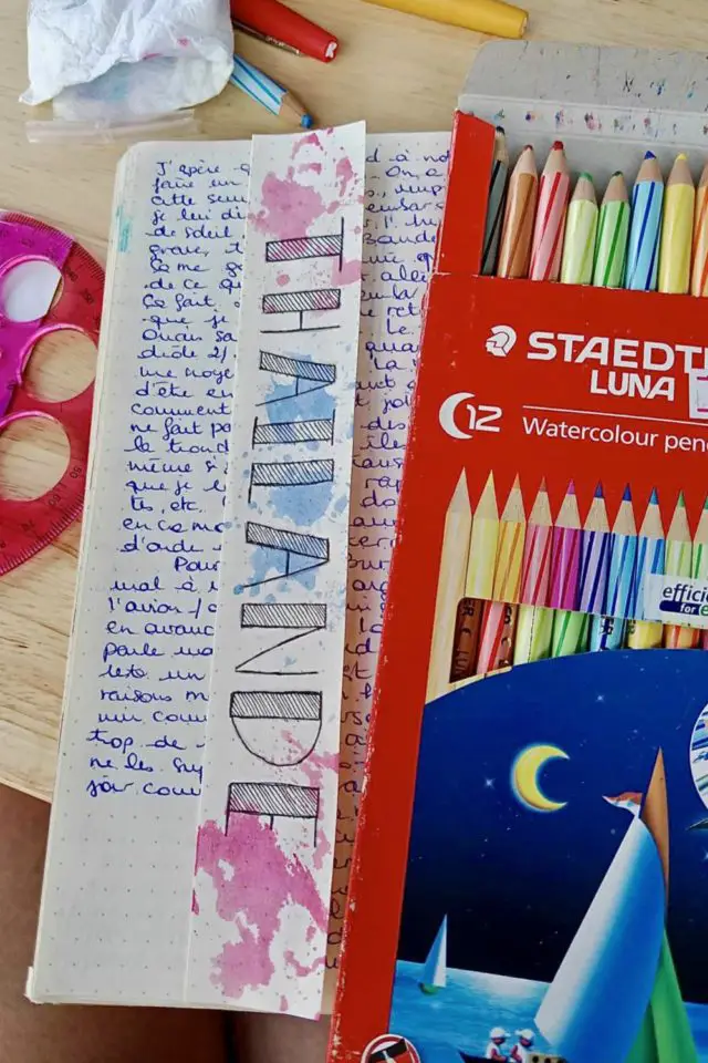 journal de voyage 2023 page pays thaïlande typo facile taches de couleur