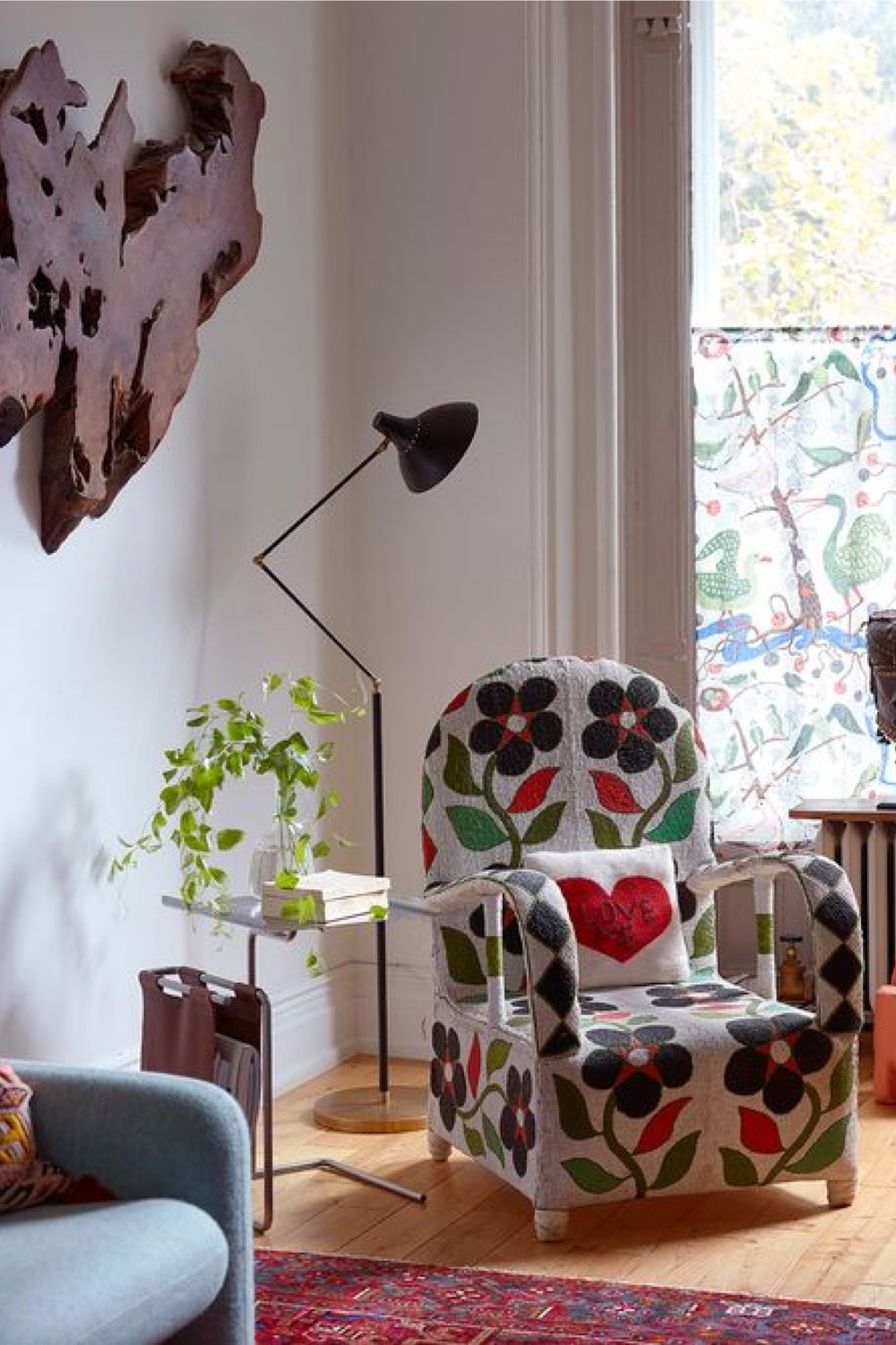 maison ancienne charme eclectique fauteuil tissus à motif vintage lampe industrielle articulée noire