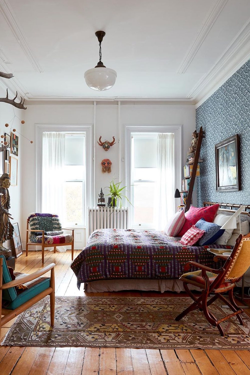 maison ancienne charme eclectique chambre à coucher parentale couvre-lit patchwork tissus parquet en bois miel lumineux