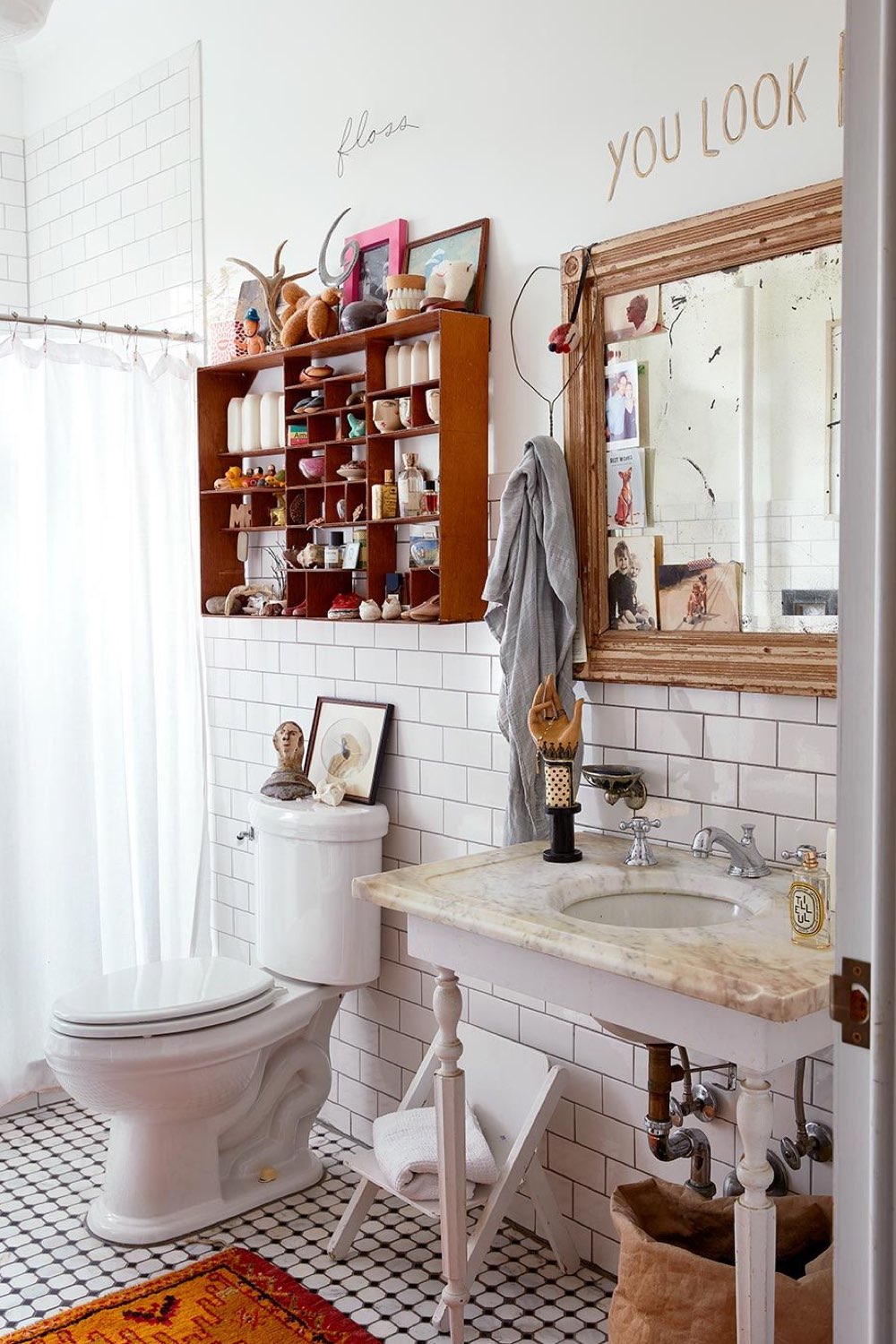 maison ancienne charme eclectique salle de bain blanche objets décoratifs sur les toilettes étagères mix and match