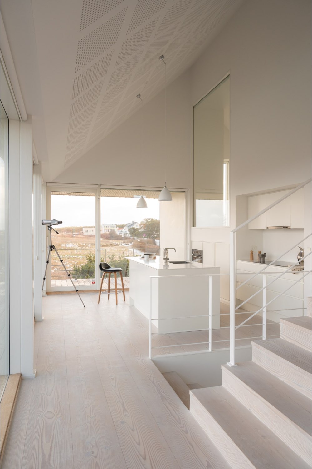 maison cotiere ultramoderne deco epuree cloison baie vitrée profiter du paysage extérieur depuis les pièces de vie