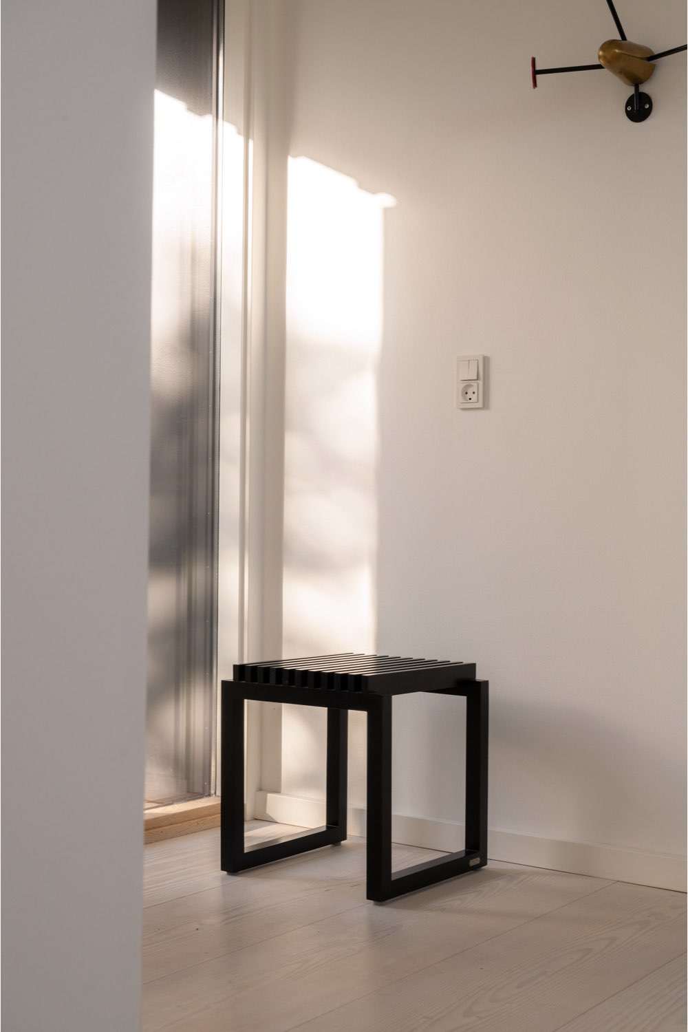 maison cotiere ultramoderne deco epuree lumière naturelle entrée couloir porte vitrée