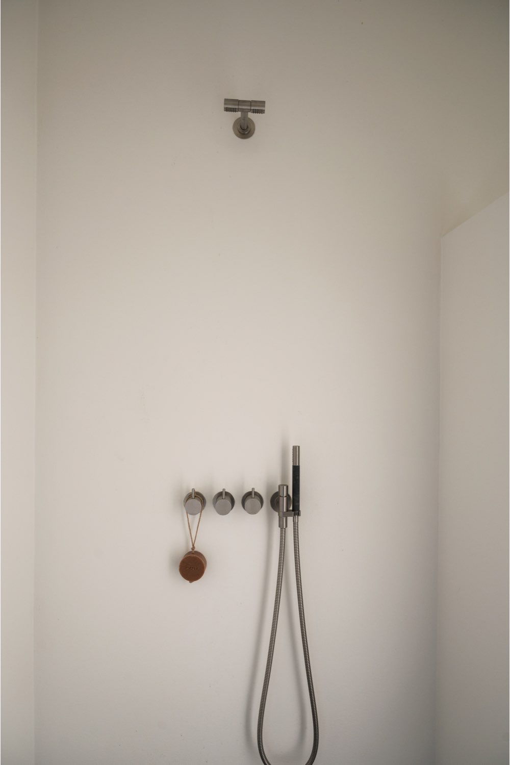 maison cotiere ultramoderne deco epuree salle de bain douche minimaliste de luxe