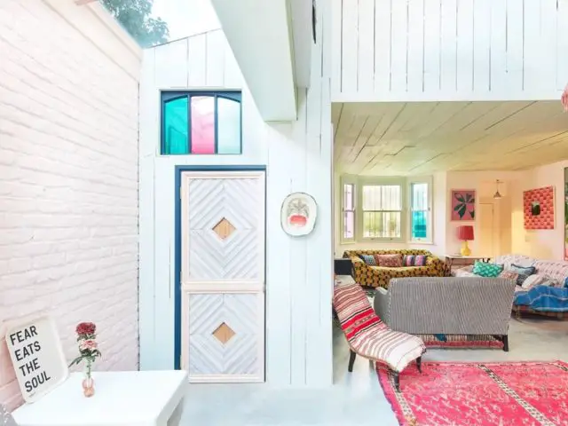 maison couleur pastel douce eclectique porte en bois losange vitraux intérieurs bleu rose vert
