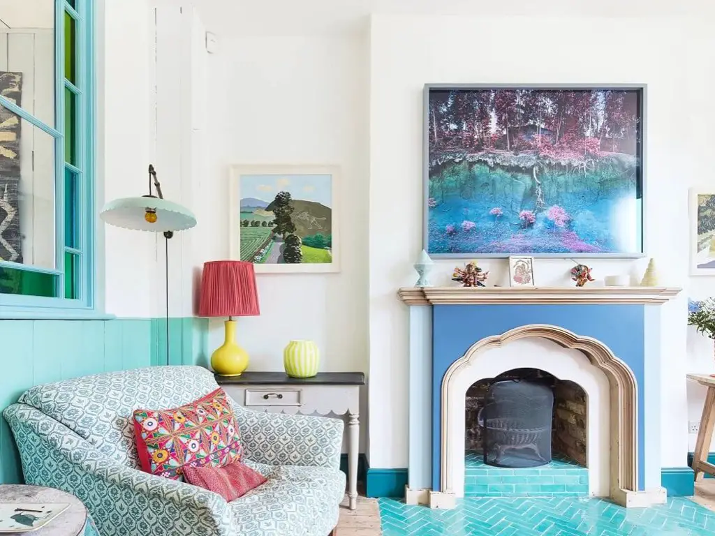 maison couleur pastel douce eclectique petit salon bleu et blanc peinture cheminée ancienne canapé 2 places
