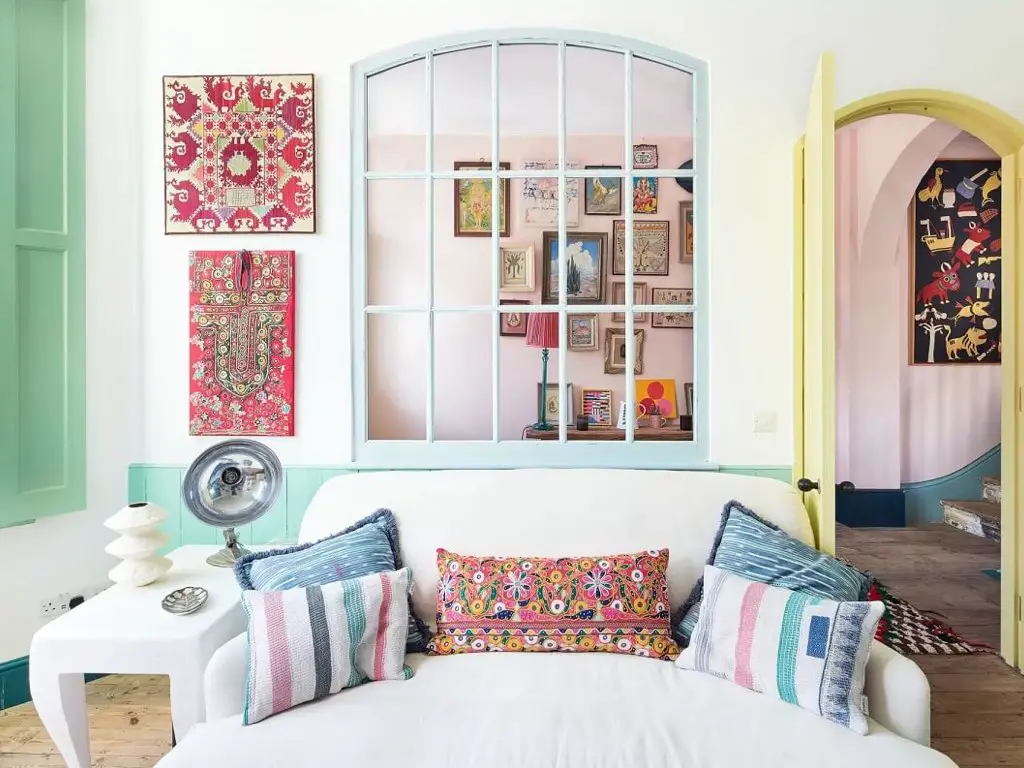 maison couleur pastel douce eclectique petit salon canapé blanc fenêtre intérieur second-jour verrière élégante