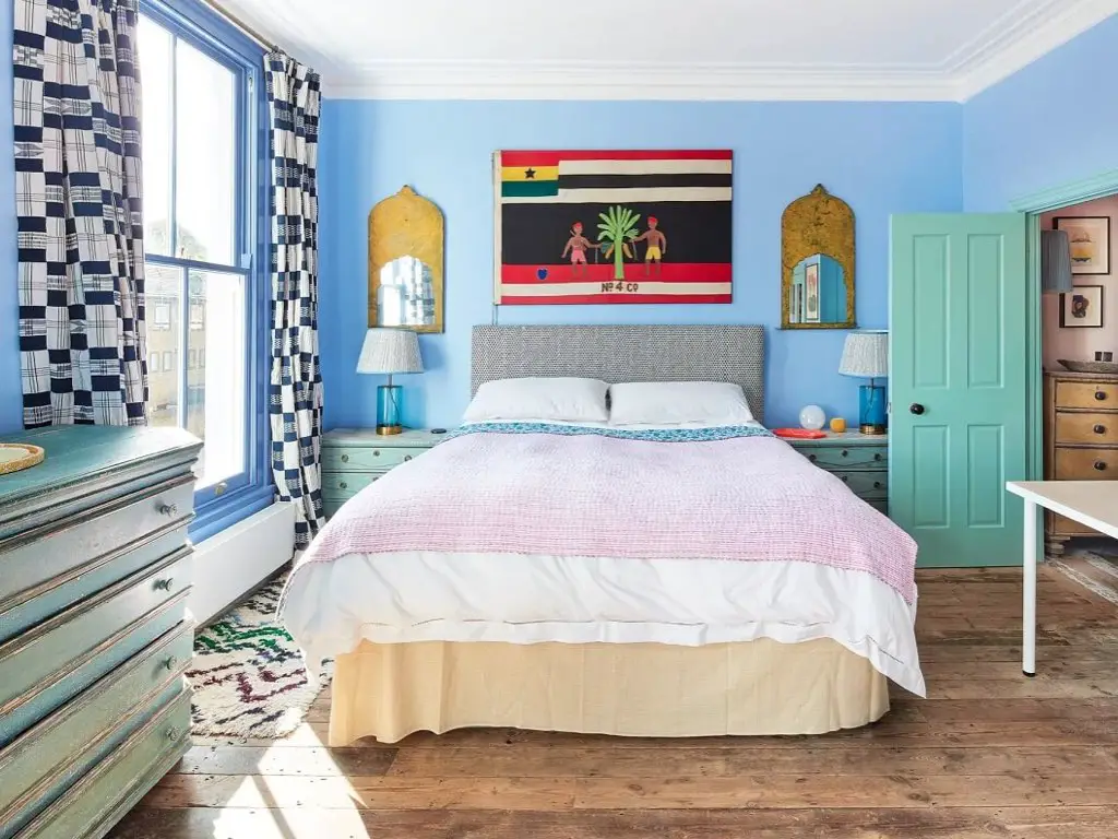 maison couleur pastel douce eclectique chambre à coucher adulte peinte en bleu tête de lit grise cosy vintage rideaux à motif noir et blanc