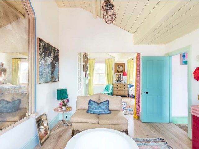 maison couleur pastel douce eclectique suite parentale vintage avec canapé beige rideaux jaune porte bleue