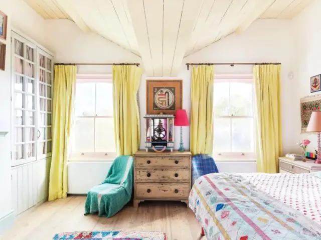 maison couleur pastel douce eclectique chambre suite parentale vintage commode en bois boutis dessus de lit rétro