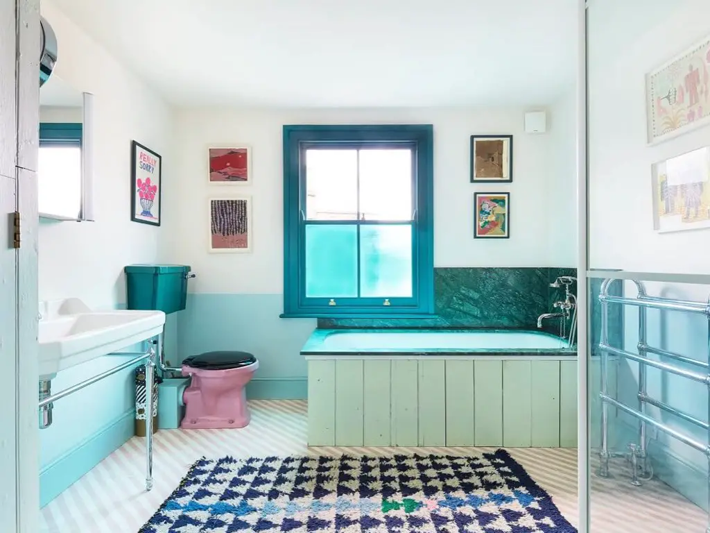 maison couleur pastel douce eclectique petite salle de bain vintage bleu et blanche tapis noir et blanc 