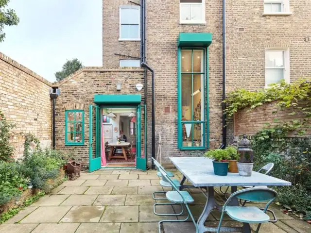 maison couleur pastel douce eclectique courette patio menuiserie extérieure bleu sarcelle 