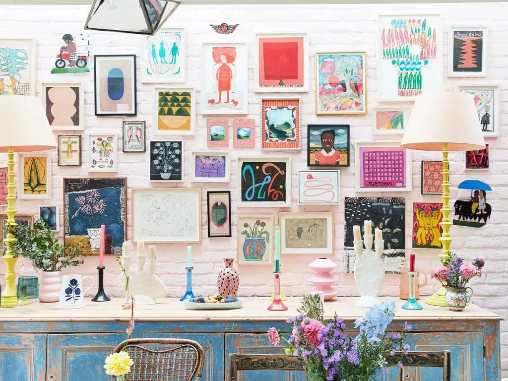 maison couleur pastel douce eclectique déco mur galerie de cadres et posters salle à manger