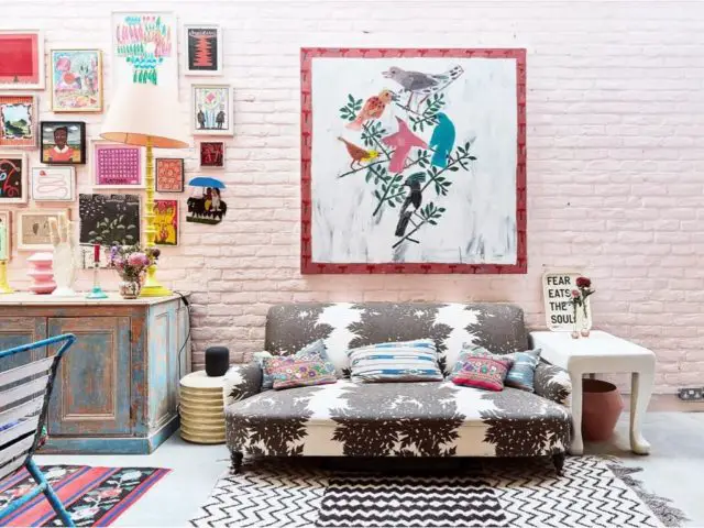 maison couleur pastel douce eclectique déco mur canapé grand cadre illustration peinture rose clair