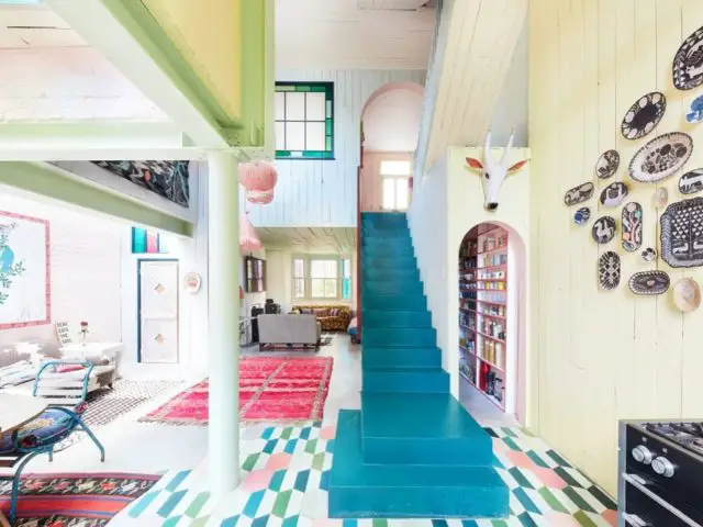 maison couleur pastel douce eclectique escaliers peints en couleur bleu canard original