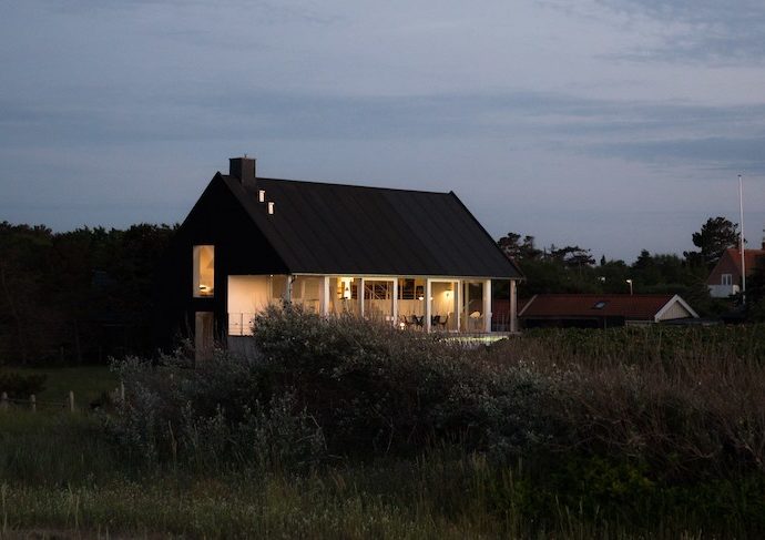 maison demi niveau design epure ultramoderne baie vitrée paysage confort