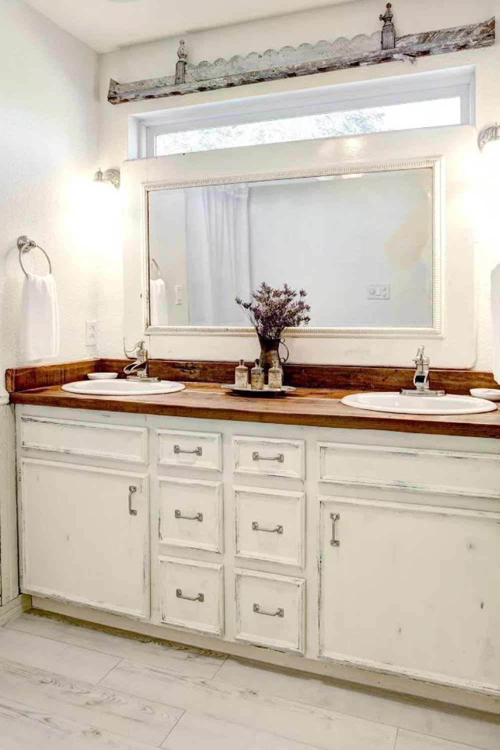 maison rustique moderne recup meuble de salle de bain ancien double vasque peinture blanche patinée
