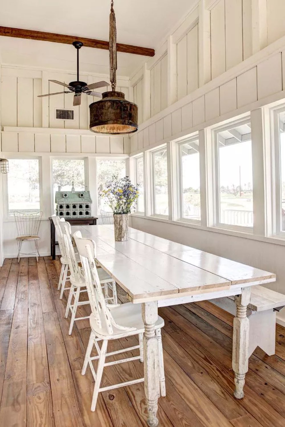 maison rustique moderne recup salle à manger grande table en bois blanc luminaire récup chaise effet véranda