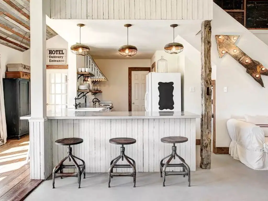 maison rustique moderne recup visite deco cuisine bar lambris blancs tabouret industriel bois et métal