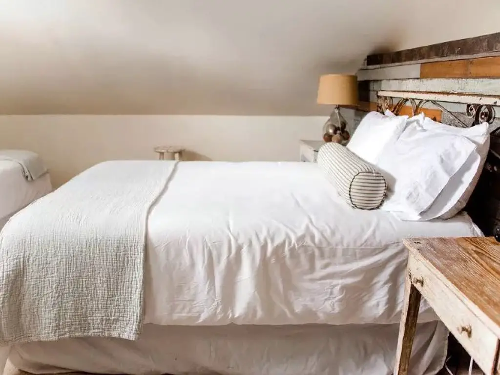 maison rustique moderne recup visite deco chambre adulte mansardée blanche écru tête de lit bois recyclage