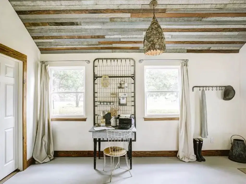 maison rustique moderne recup visite deco petit bureau grille murale plafond en bois de récupération