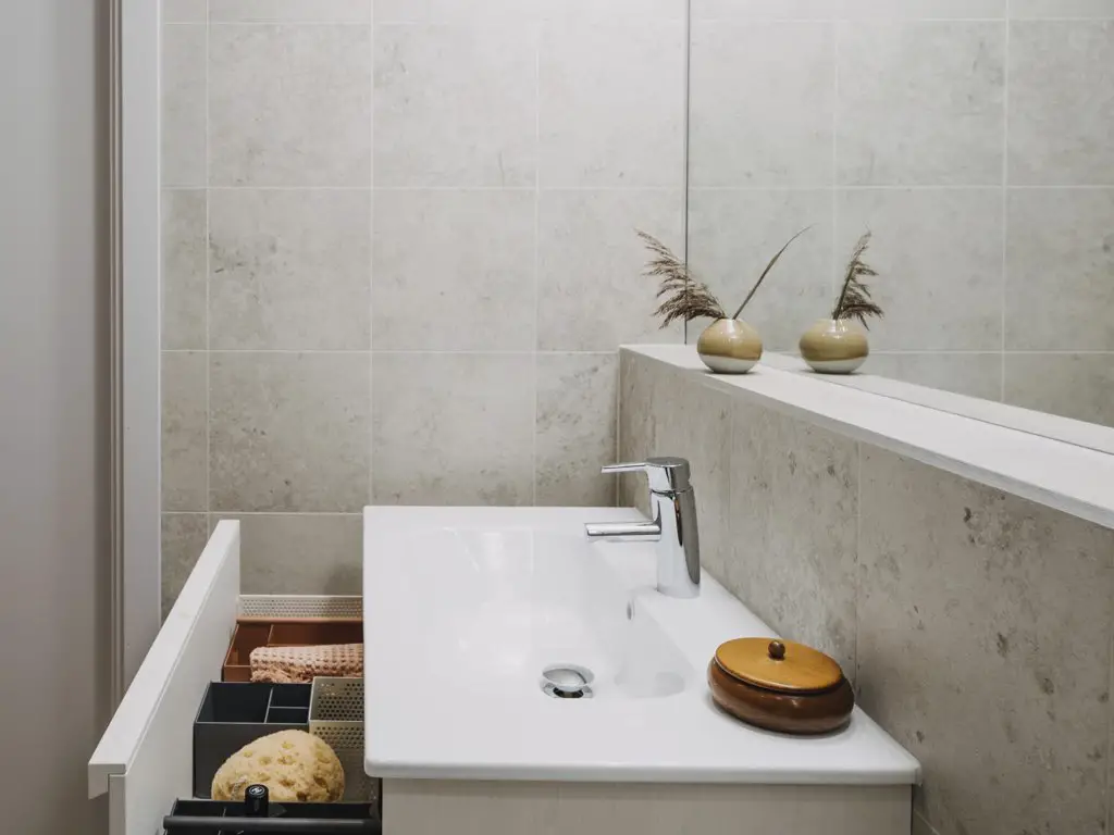 maison studio moderne haut plafond meuble vasque salle de bain avec tiroir de rangement