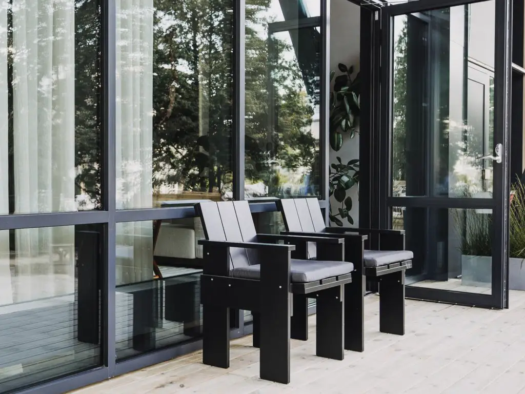 maison studio moderne haut plafond terrasse extérieure avec siège noir simple et élégant