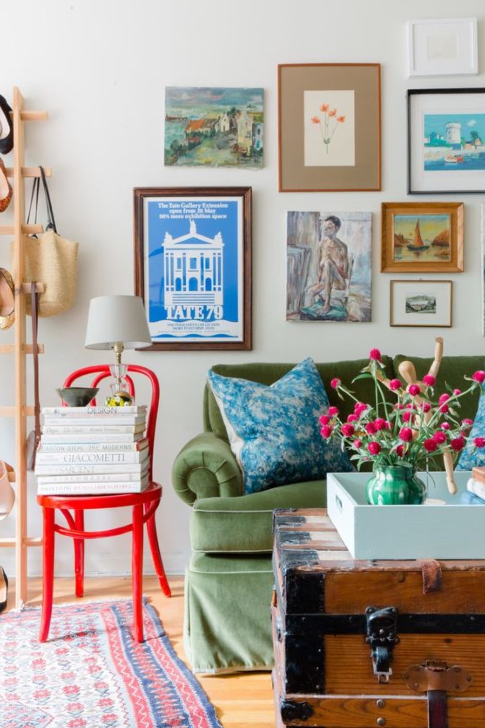 mettre de la couleur dans son salon canapé vert en velours chaise vintage peinte en rouge