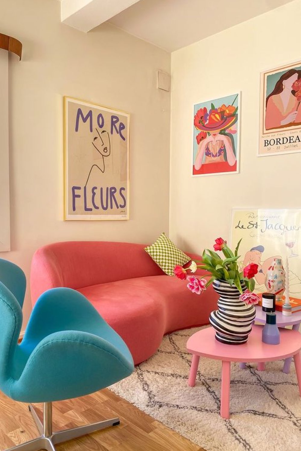 mettre de la couleur dans son salon canapé rose arrondi design fauteuil bleu pop pastel