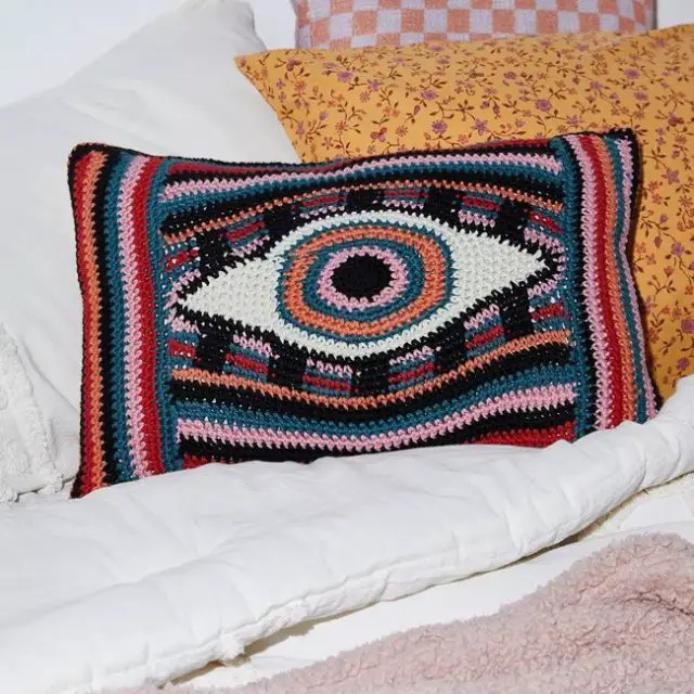 ou trouver deco funky textile Coussin à motif œil en maille au crochet