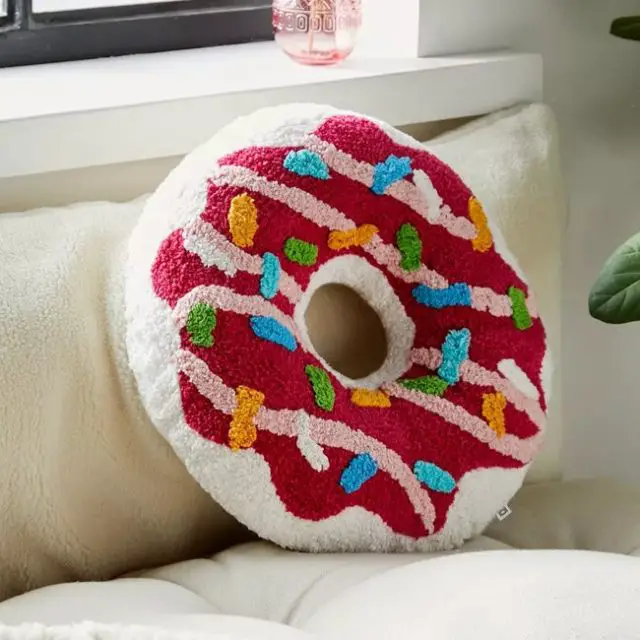 ou trouver deco funky textile Coussin tufté doughnut