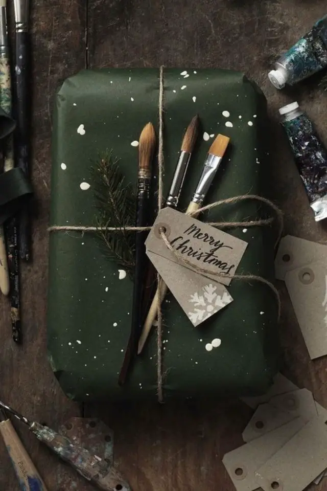 paquet cadeau original noel papier vert kaki créatif pinceau étiquette kraft naturel