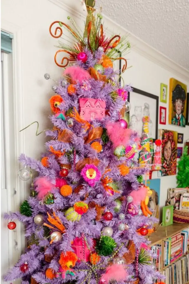 sapin de noel decor vintage granny chic arbre violet couleur originale décoration chargée kistch