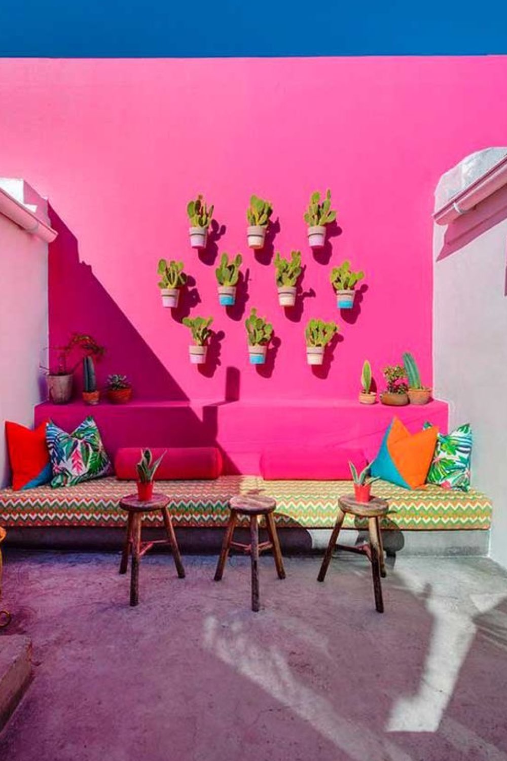 style deco tropical chic tendances 2024 patio extérieur jardin cour peinture rose fluo cactus banquette