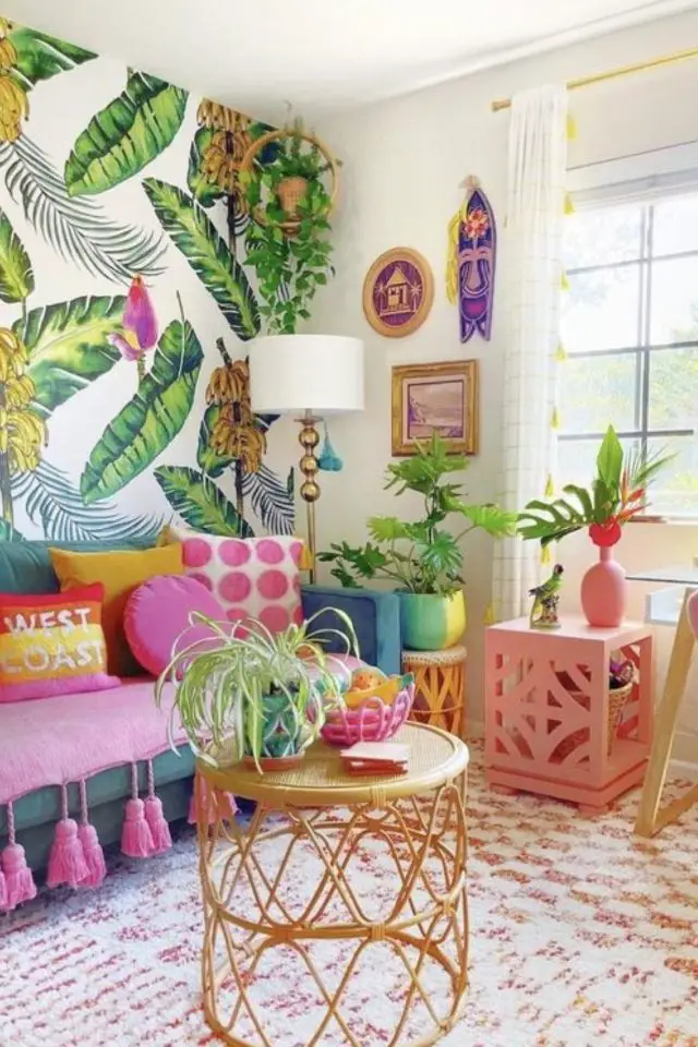 style deco tropical chic tendances 2024 salon séjour banquette papier peint tropical végétal 