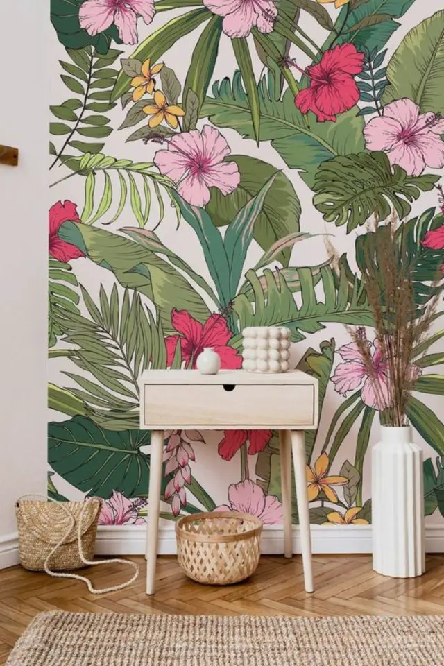 style deco tropical chic tendances 2024 papier peint végétal fleurs d'hibiscus